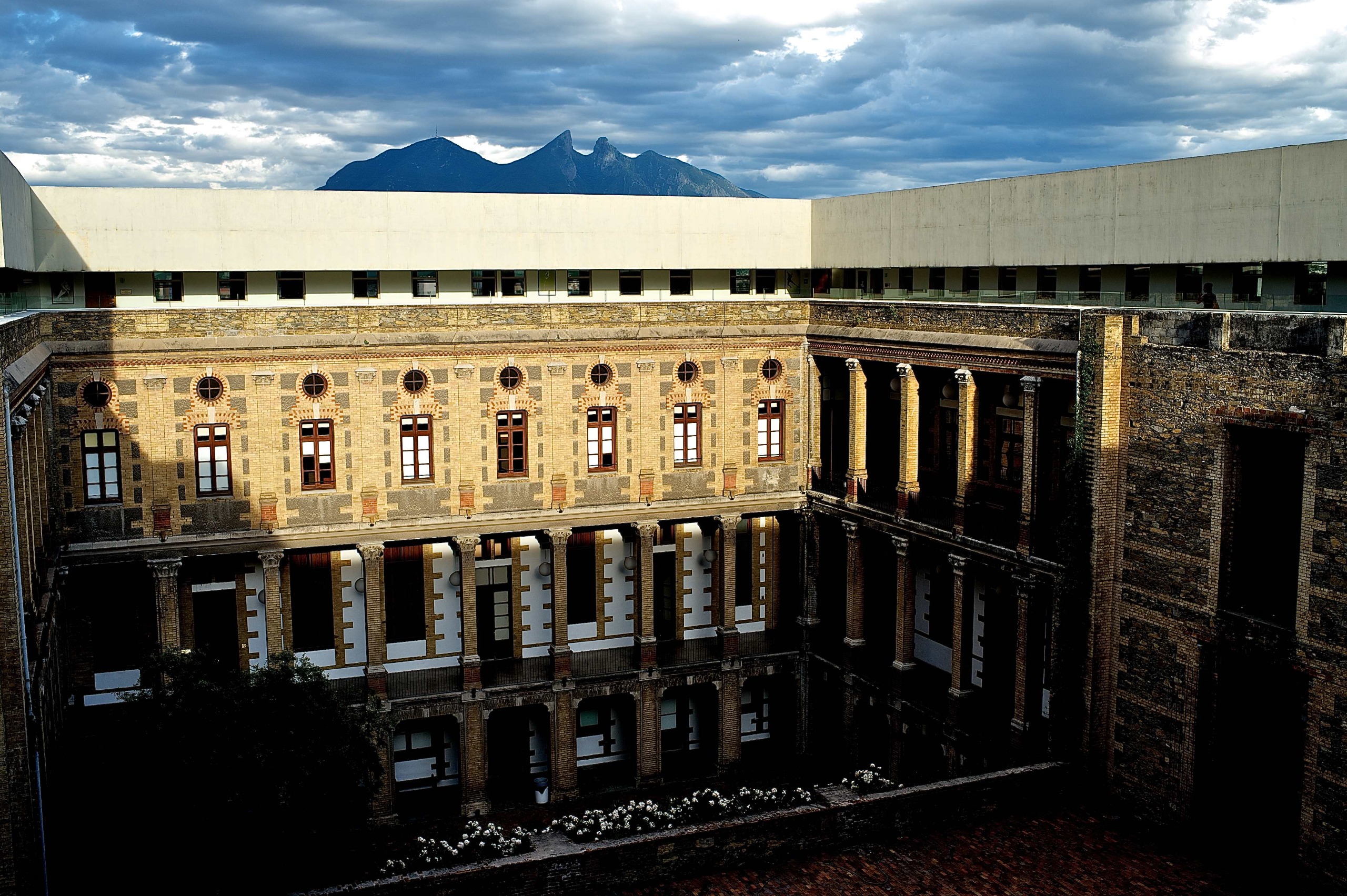 Edificio de la Escuela Superior de Múisca y Danza de Monterrey
